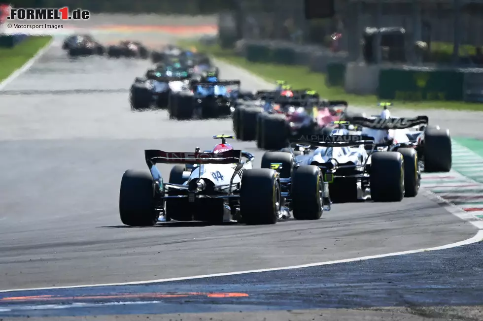 Foto zur News: Yuki Tsunoda (AlphaTauri) und Lewis Hamilton (Mercedes)