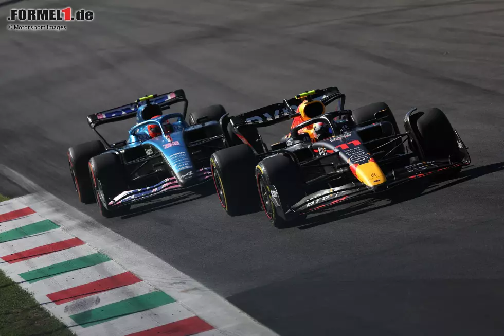 Foto zur News: Sergio Perez (Red Bull) und Esteban Ocon (Alpine)