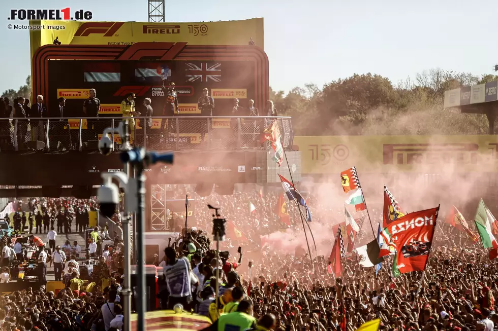 Foto zur News: Charles Leclerc (Ferrari), Max Verstappen (Red Bull) und George Russell (Mercedes)