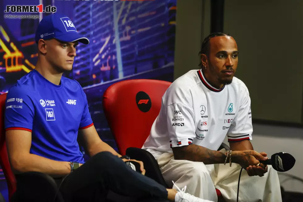 Foto zur News: Mick Schumacher (Haas) und Lewis Hamilton (Mercedes)