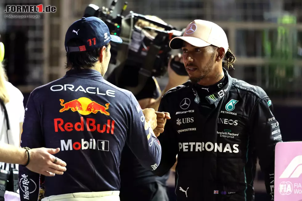 Foto zur News: Sergio Perez (Red Bull) und Lewis Hamilton (Mercedes)