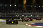 Foto zur News: Sergio Perez (Red Bull), Charles Leclerc (Ferrari) und Carlos Sainz (Ferrari)