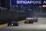 Foto zur News: Sergio Perez (Red Bull), Charles Leclerc (Ferrari) und Carlos Sainz (Ferrari)