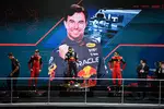 Foto zur News: Charles Leclerc (Ferrari), Sergio Perez (Red Bull) und Carlos Sainz (Ferrari)