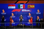 Foto zur News: Charles Leclerc (Ferrari), Sergio Perez (Red Bull) und Carlos Sainz (Ferrari)