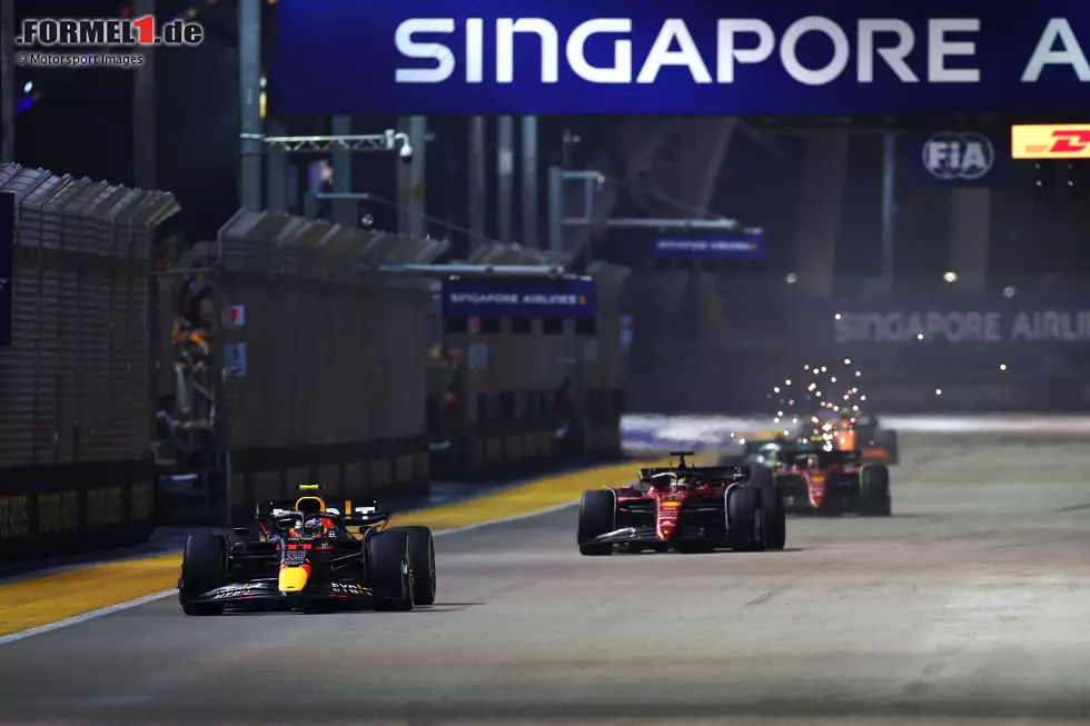 Foto zur News: Sergio Perez (Red Bull), Charles Leclerc (Ferrari) und Carlos Sainz (Ferrari)