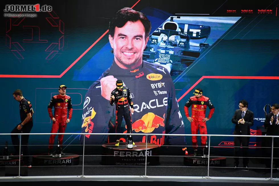 Foto zur News: Charles Leclerc (Ferrari), Sergio Perez (Red Bull) und Carlos Sainz (Ferrari)