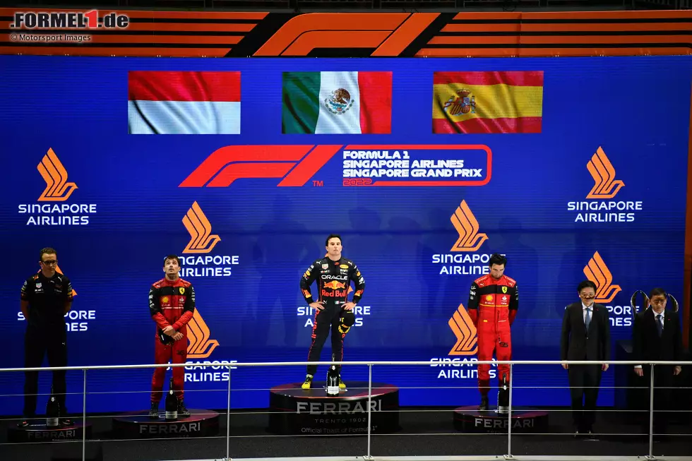 Foto zur News: Charles Leclerc (Ferrari), Sergio Perez (Red Bull) und Carlos Sainz (Ferrari)