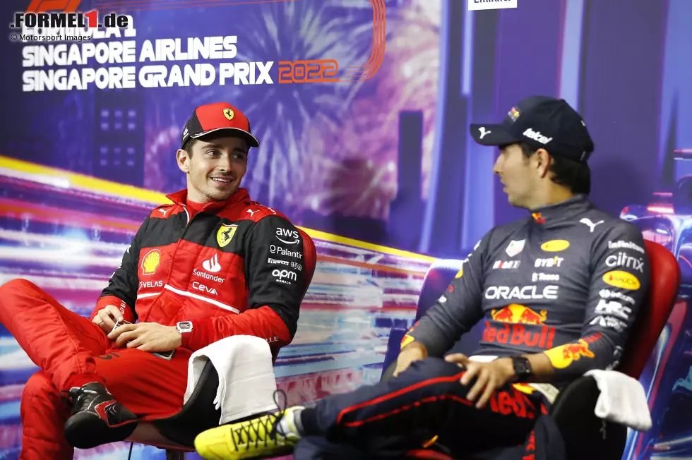 Foto zur News: Charles Leclerc (Ferrari) und Sergio Perez (Red Bull)