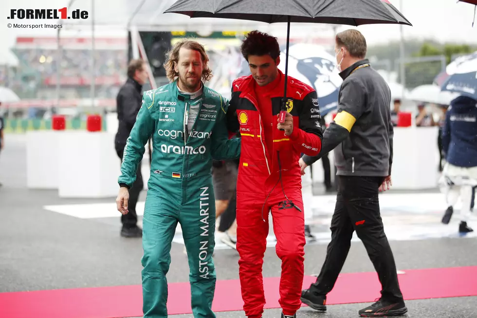 Foto zur News: Sebastian Vettel (Aston Martin) und Carlos Sainz (Ferrari)