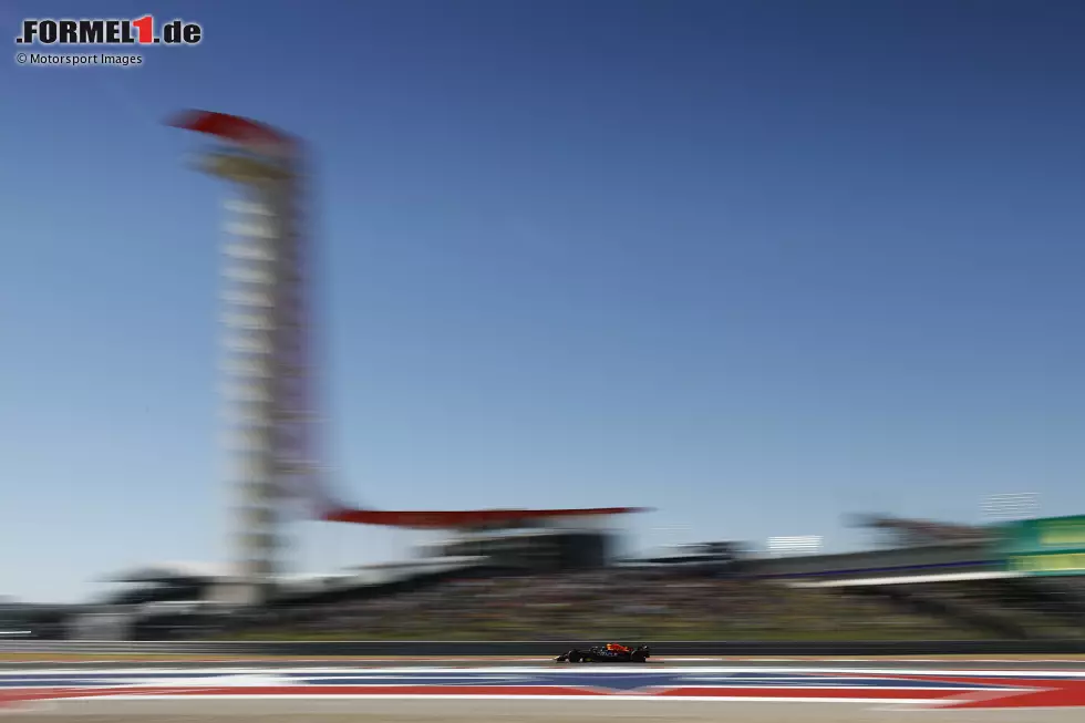 Foto zur News: Sergio Perez (Red Bull)