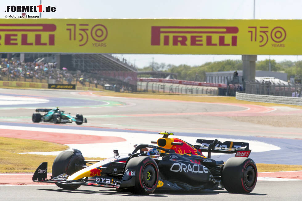 Foto zur News: Sergio Perez (Red Bull) und Sebastian Vettel (Aston Martin)