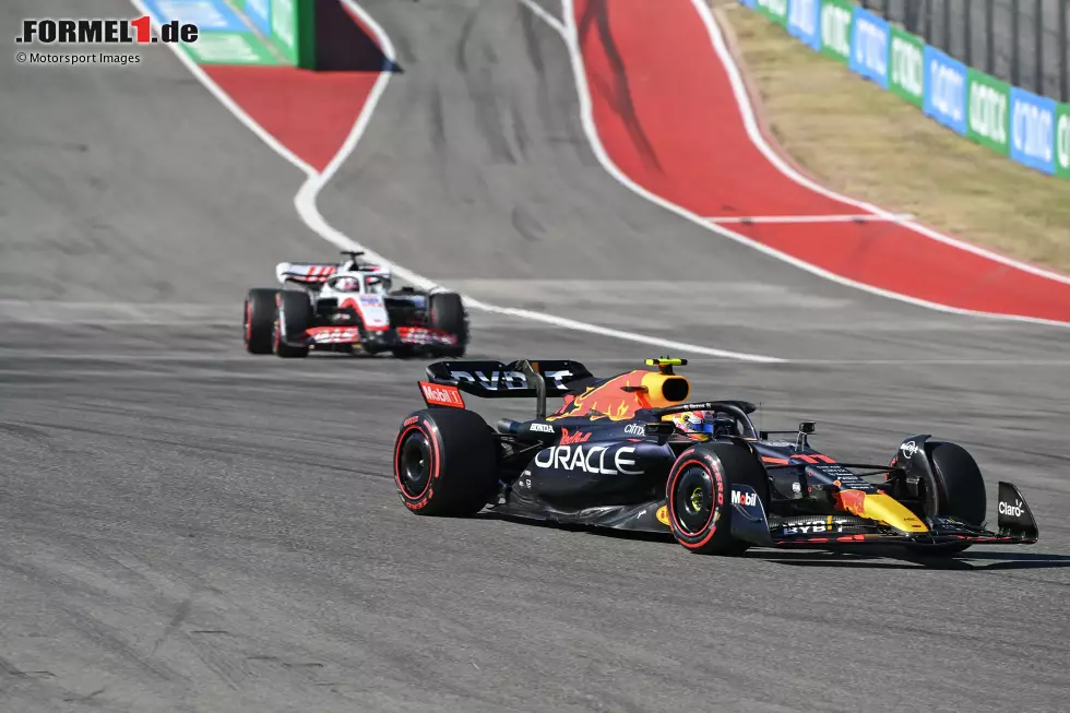 Foto zur News: Sergio Perez (Red Bull) und Kevin Magnussen (Haas)