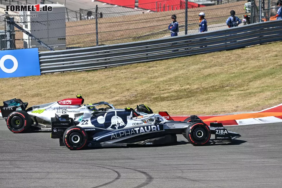 Foto zur News: Yuki Tsunoda (AlphaTauri) und Lewis Hamilton (Mercedes)