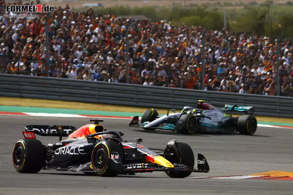 Foto zur News: Max Verstappen (Red Bull) und Lewis Hamilton (Mercedes)