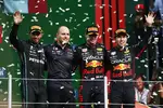 Foto zur News: Lewis Hamilton (Mercedes), Max Verstappen (Red Bull) und Sergio Perez (Red Bull)