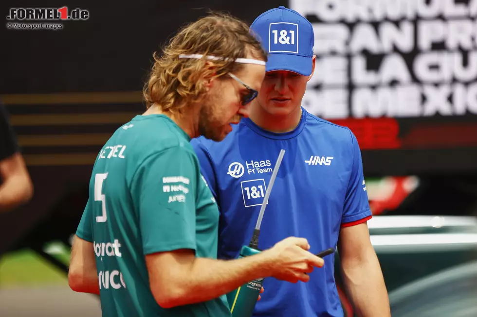 Foto zur News: Sebastian Vettel (Aston Martin) und Mick Schumacher (Haas)