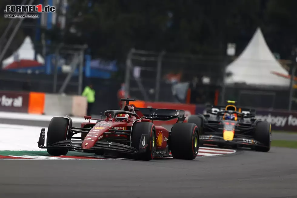 Foto zur News: Charles Leclerc (Ferrari) und Sergio Perez (Red Bull)