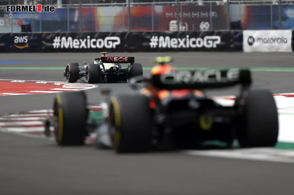 Foto zur News: Lewis Hamilton (Mercedes) und Sergio Perez (Red Bull)