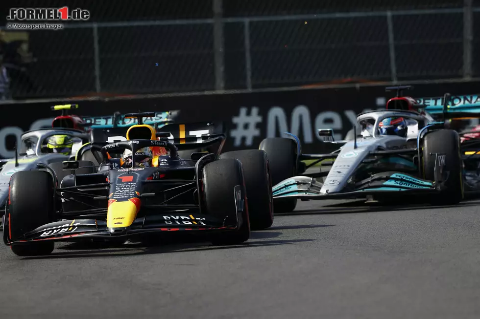 Foto zur News: Max Verstappen (Red Bull), George Russell (Mercedes) und Lewis Hamilton (Mercedes)