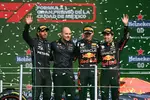 Foto zur News: Lewis Hamilton (Mercedes), Max Verstappen (Red Bull) und Sergio Perez (Red Bull)