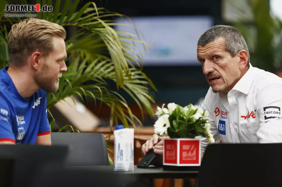 Foto zur News: Kevin Magnussen (Haas) mit Günther Steiner (Haas)