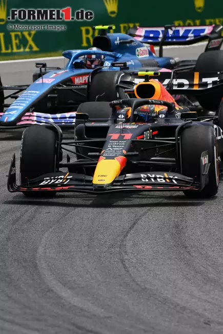 Foto zur News: Sergio Perez (Red Bull) und Esteban Ocon (Alpine)