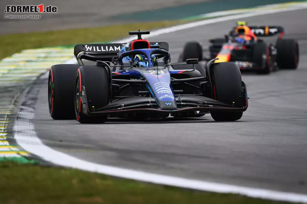 Foto zur News: Alexander Albon (Williams) und Sergio Perez (Red Bull)