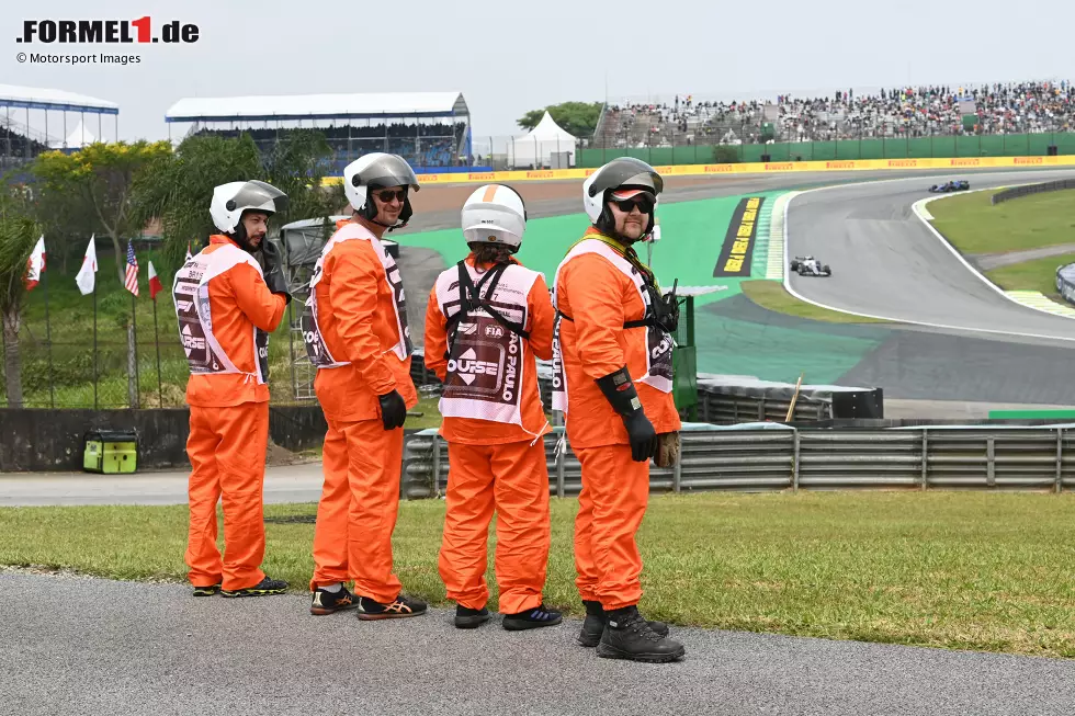 Foto zur News: Yuki Tsunoda (AlphaTauri), Sportwarte im Vordergrund