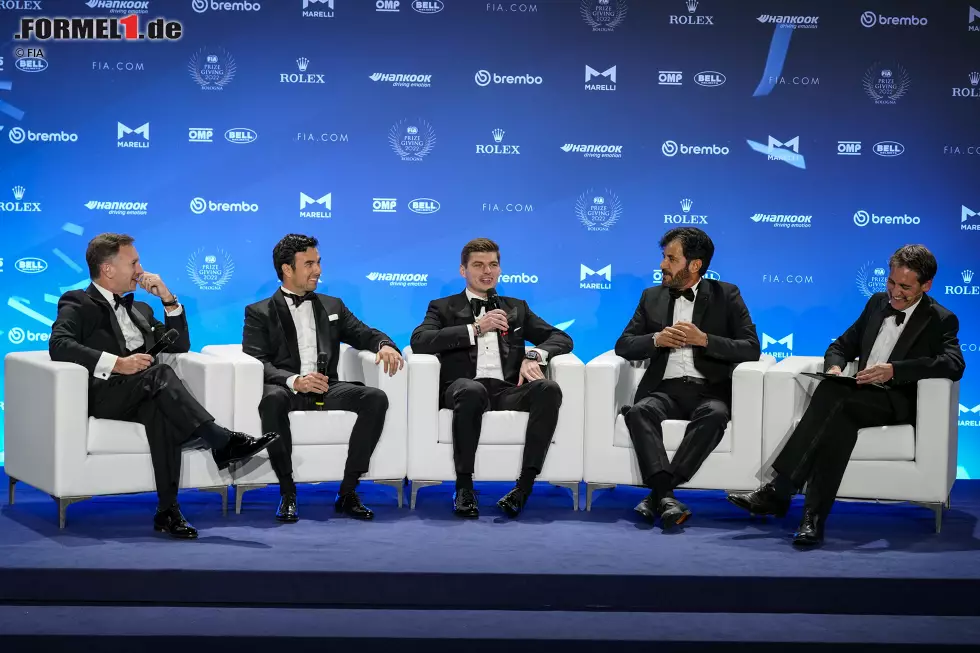 Foto zur News: Christian Horner, Sergio Perez, Max Verstappen (alle Red Bull), Mohammed bin Sulayem (FIA-Präsident) und Moderator Tom Clarkson