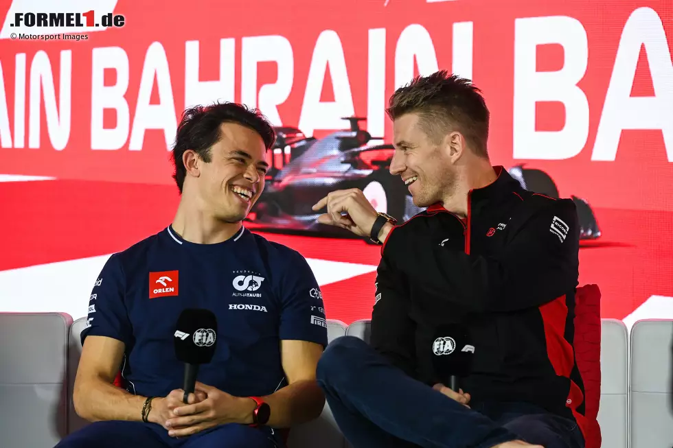 Foto zur News: Nyck de Vries (AlphaTauri) und Nico Hülkenberg (Haas)