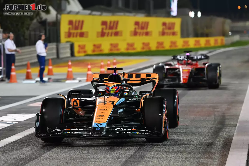 Foto zur News: Oscar Piastri (McLaren) und Charles Leclerc (Ferrari)