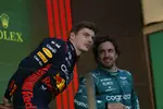 Foto zur News: Max Verstappen (Red Bull) und Fernando Alonso (Aston Martin)