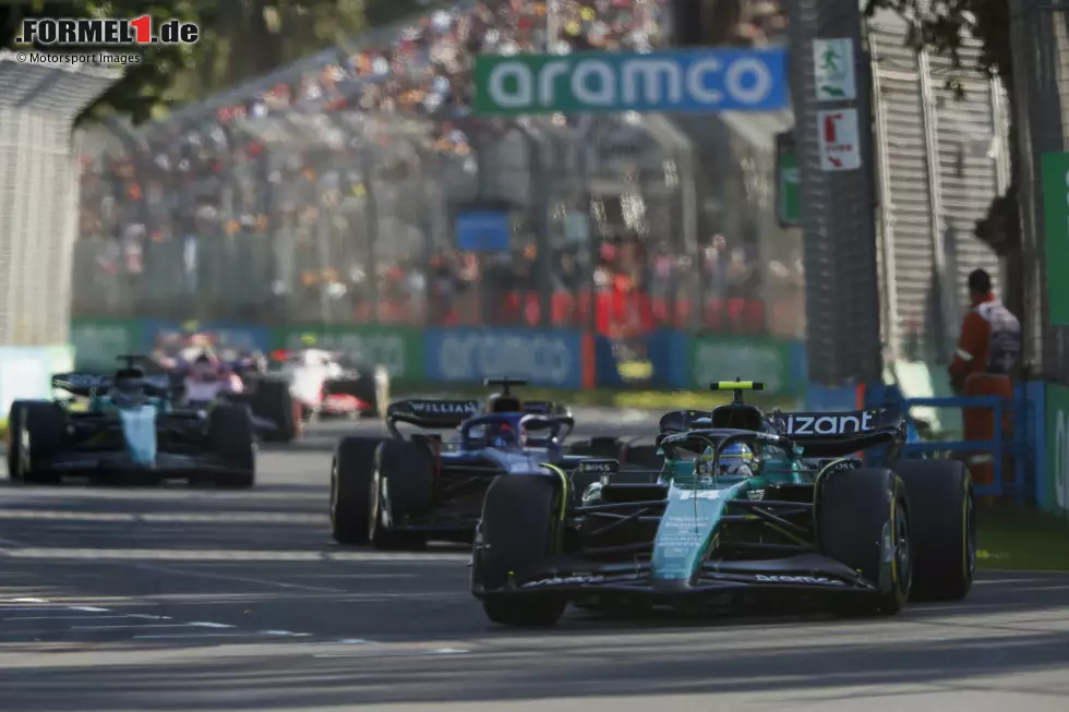 Foto zur News: Alexander Albon (Williams), Fernando Alonso (Aston Martin) und Lance Stroll (Aston Martin)