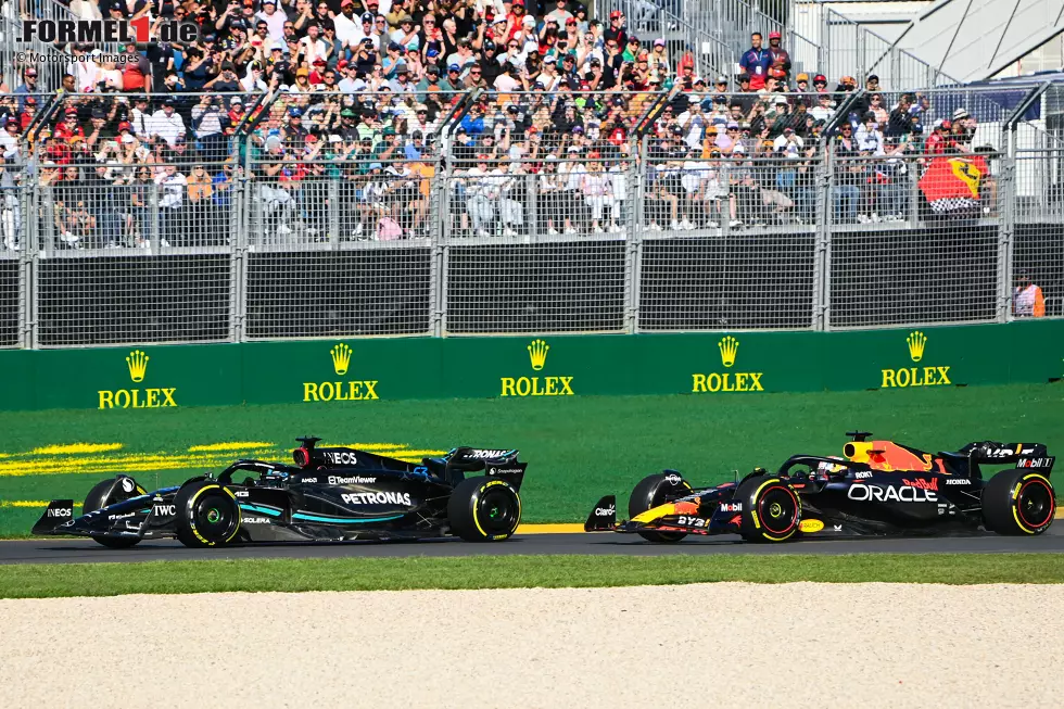 Foto zur News: George Russell (Mercedes) und Max Verstappen (Red Bull)