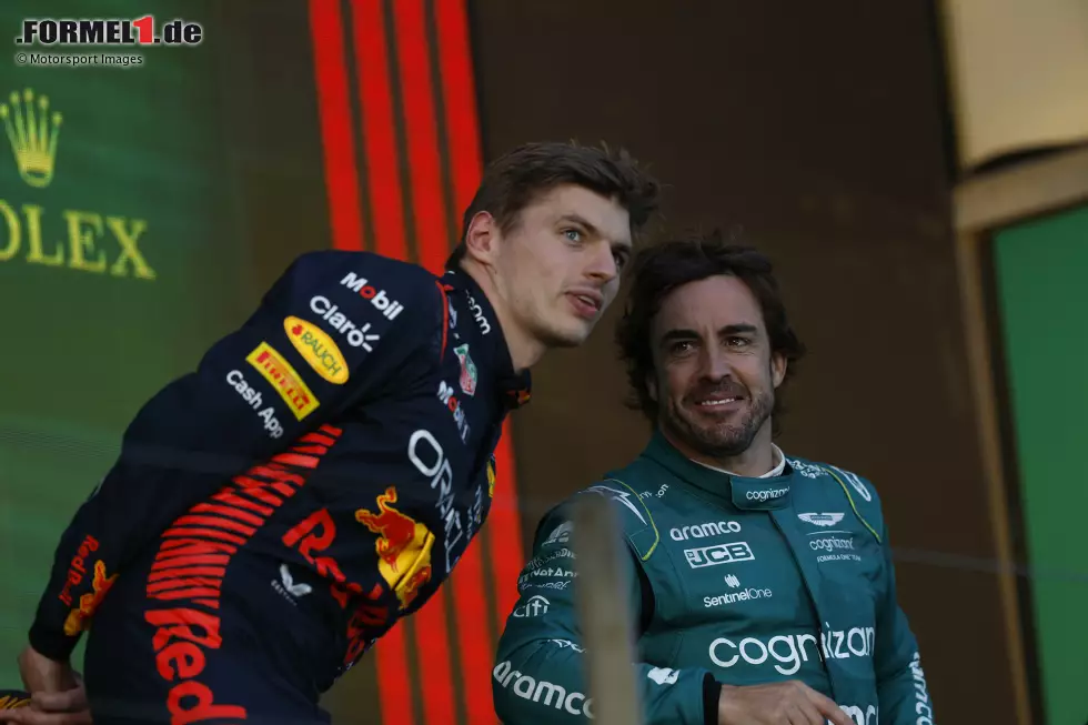 Foto zur News: Max Verstappen (Red Bull) und Fernando Alonso (Aston Martin)