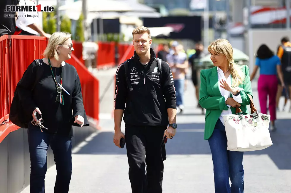 Foto zur News: Mick Schumacher mit Managerin Sabine Kehm (links) und seiner Mutter Corinna Schumacher (rechts)