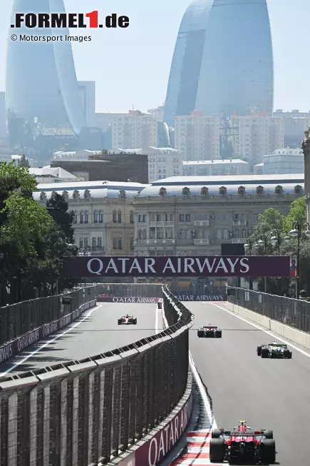 Foto zur News: Guanyu Zhou (Alfa Romeo), Max Verstappen (Red Bull) und Yuki Tsunoda (AlphaTauri)