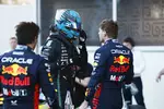 Foto zur News: George Russell (Mercedes) und Max Verstappen (Red Bull)