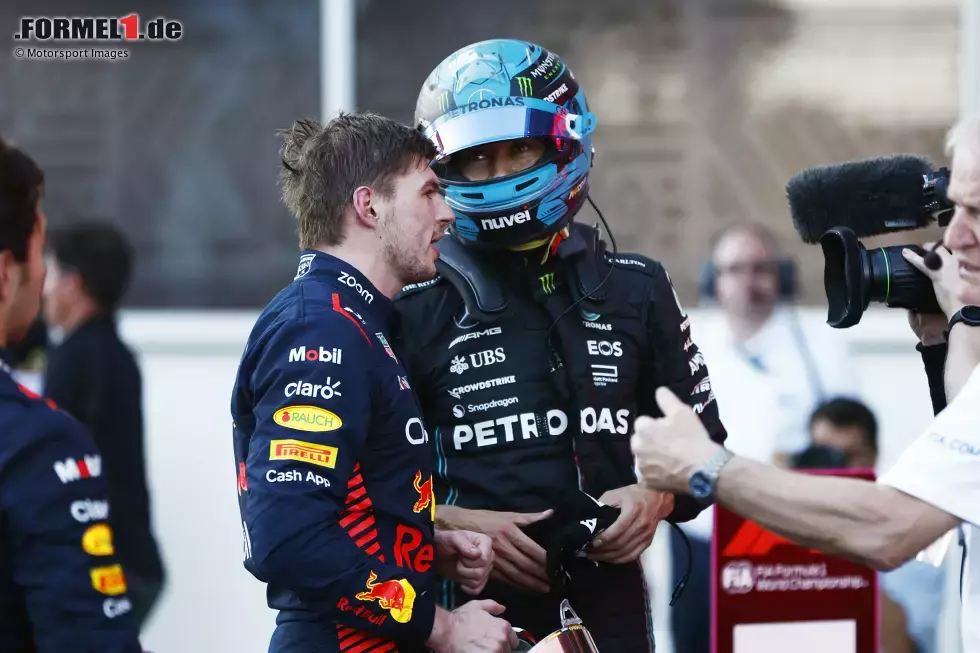 Foto zur News: George Russell (Mercedes) und Max Verstappen (Red Bull)