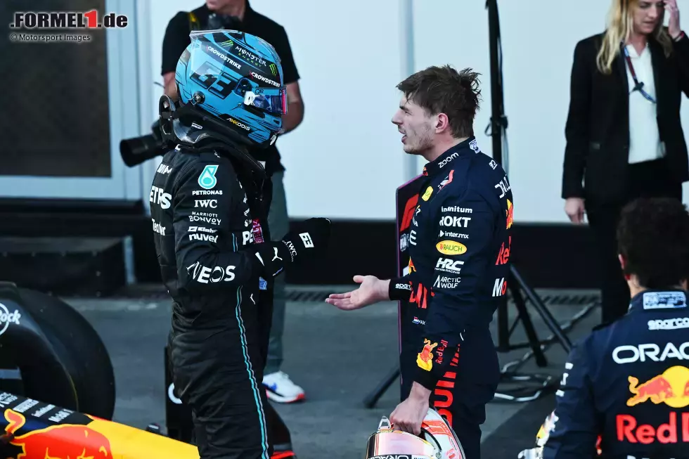 Foto zur News: George Russell (Mercedes) und Max Verstappen (Red Bull)