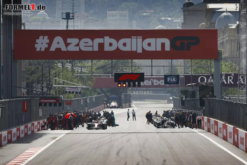 Foto zur News: Charles Leclerc (Ferrari) und Max Verstappen (Red Bull)