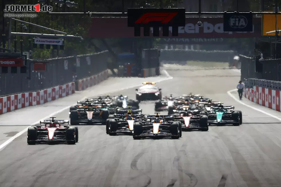 Foto zur News: Charles Leclerc (Ferrari), Max Verstappen (Red Bull), Sergio Perez (Red Bull) und Carlos Sainz (Ferrari)