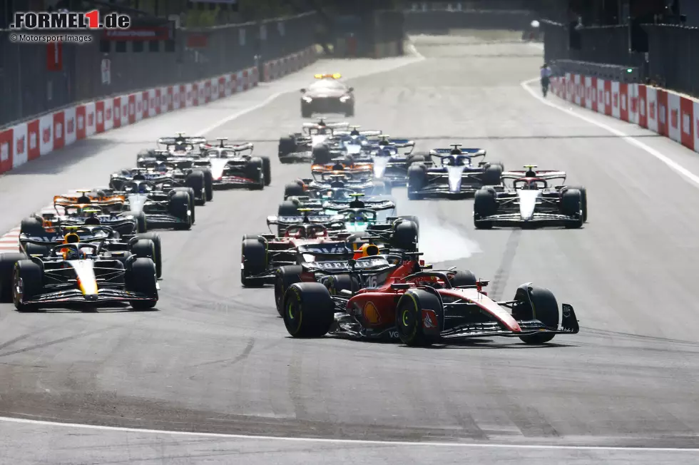 Foto zur News: Charles Leclerc (Ferrari), Max Verstappen (Red Bull), Sergio Perez (Red Bull) und Carlos Sainz (Ferrari)