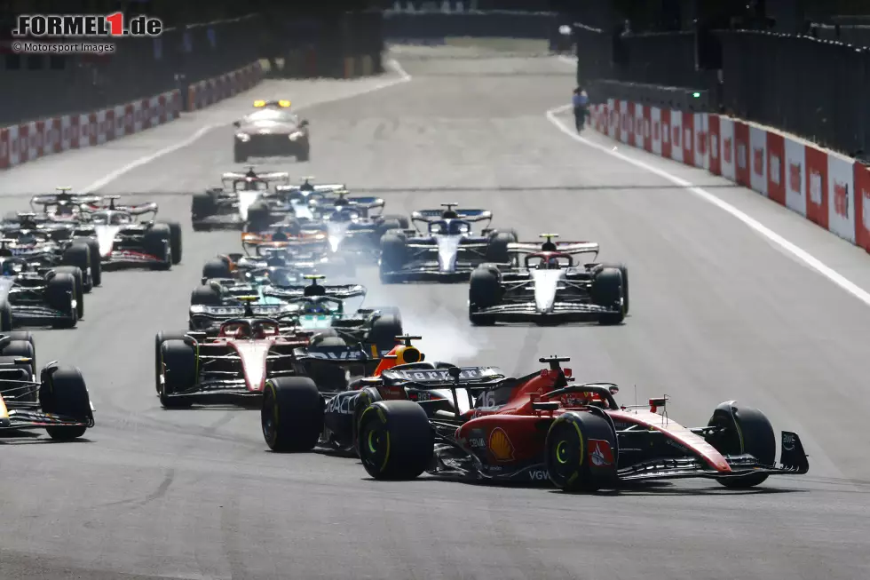 Foto zur News: Charles Leclerc (Ferrari), Max Verstappen (Red Bull), Sergio Perez (Red Bull) und Carlos Sainz (Ferrari)