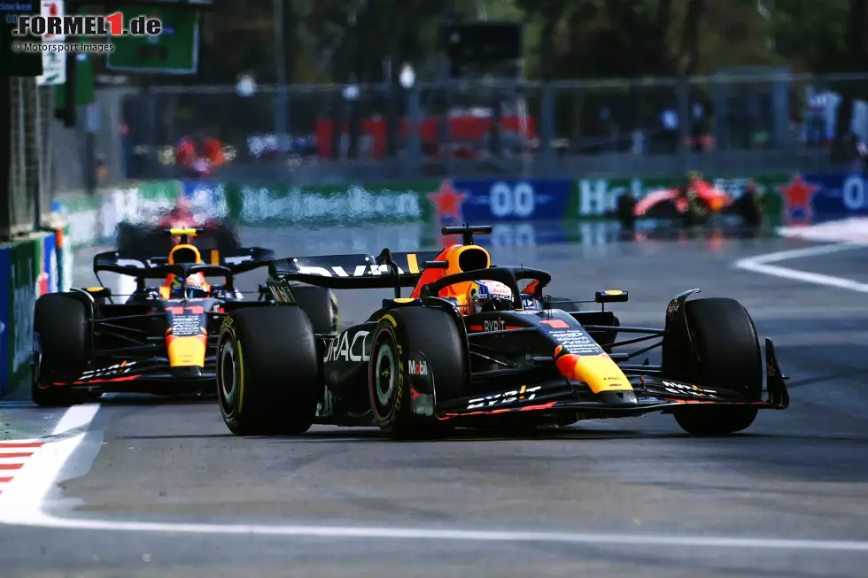 Foto zur News: Max Verstappen (Red Bull) und Sergio Perez (Red Bull)