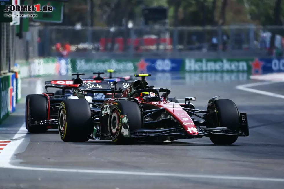 Foto zur News: Guanyu Zhou (Alfa Romeo) und Nyck de Vries (AlphaTauri)