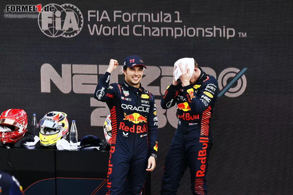 Foto zur News: Sergio Perez (Red Bull) und Max Verstappen (Red Bull)