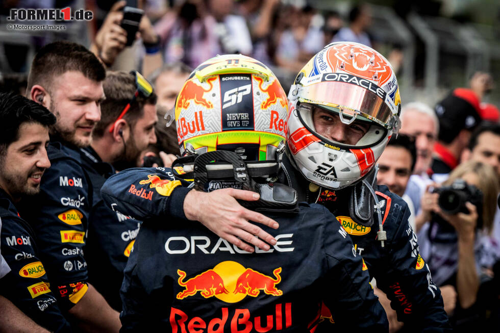 Foto zur News: Sergio Perez (Red Bull) und Max Verstappen (Red Bull)