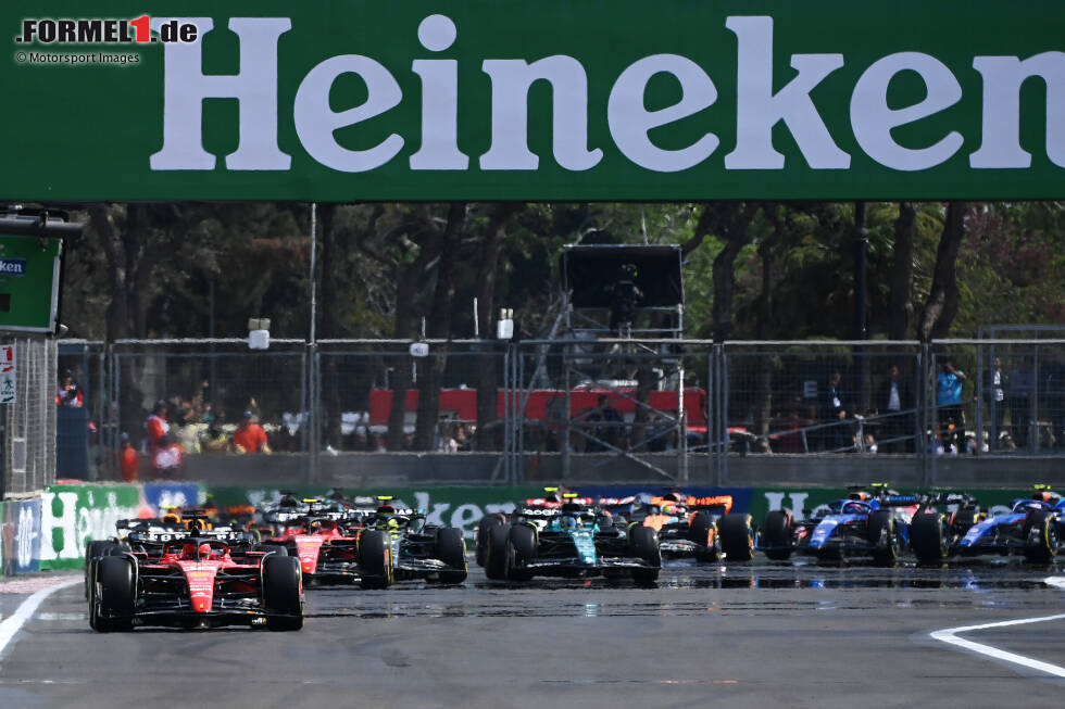 Foto zur News: Charles Leclerc (Ferrari), Max Verstappen (Red Bull), Sergio Perez (Red Bull) und Carlos Sainz (Ferrari)